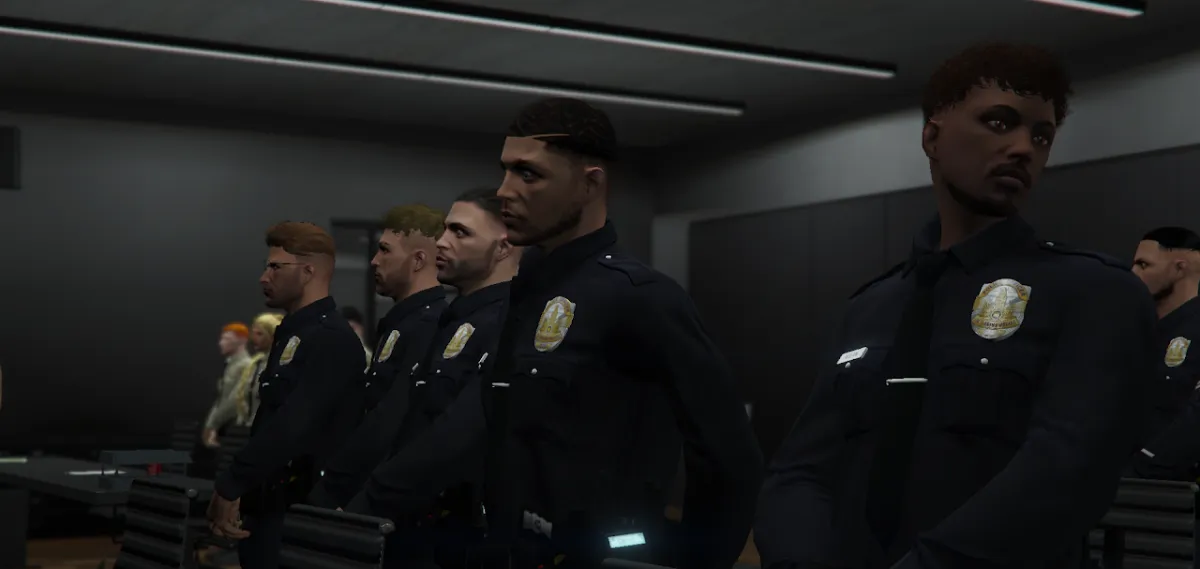 Agentes de la LSPD en la sala de reuniones